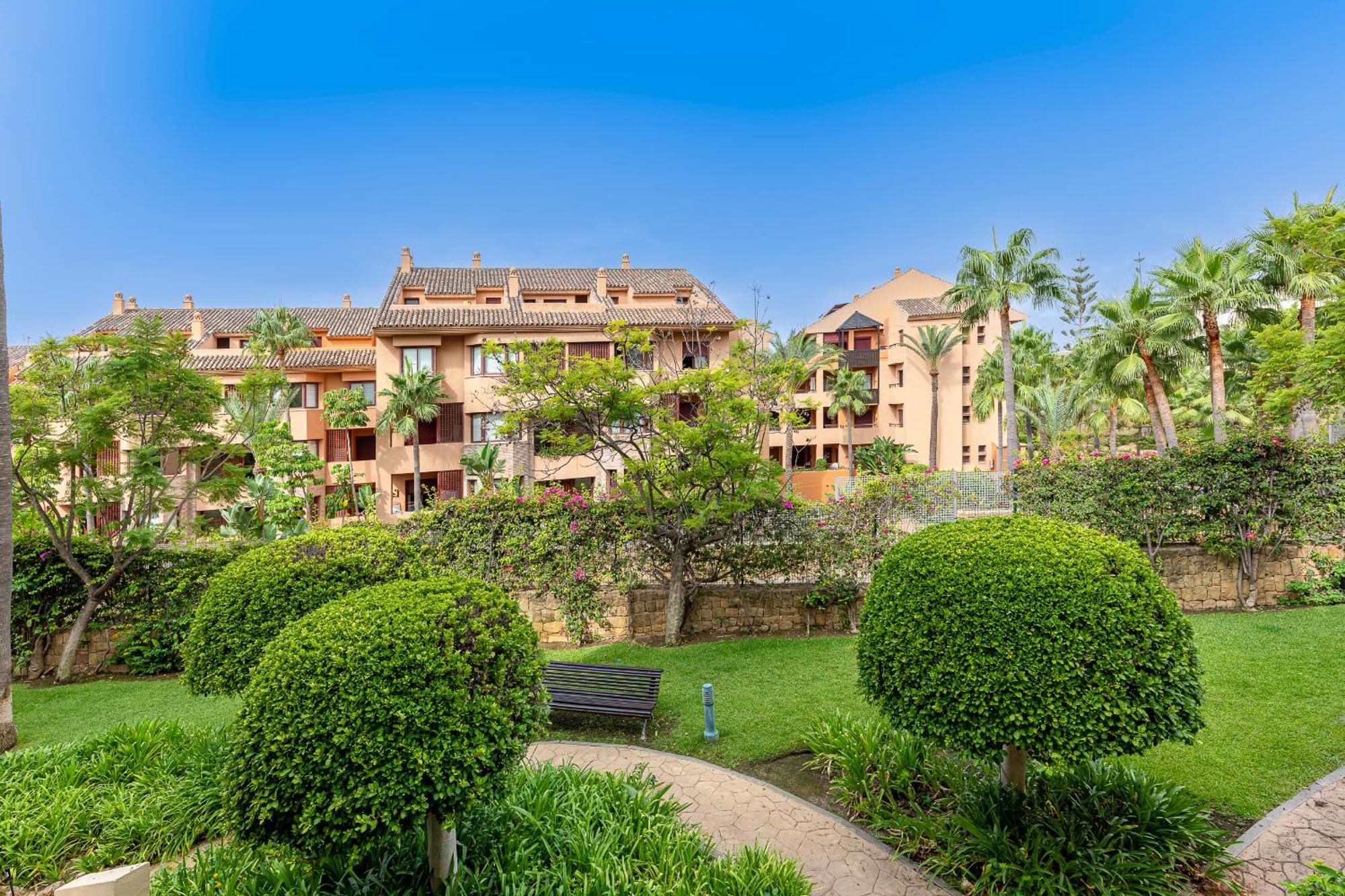 Spacious 3 Bedrooms At Brisas Apartemen Marbella