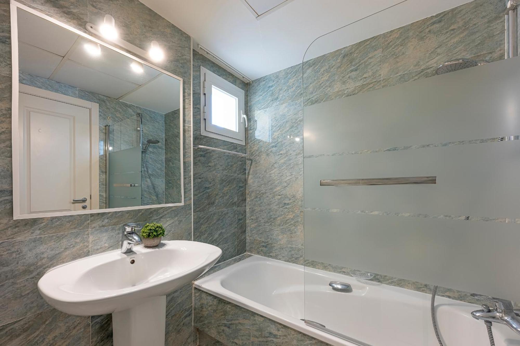 Spacious 3 Bedrooms At Brisas Apartemen Marbella