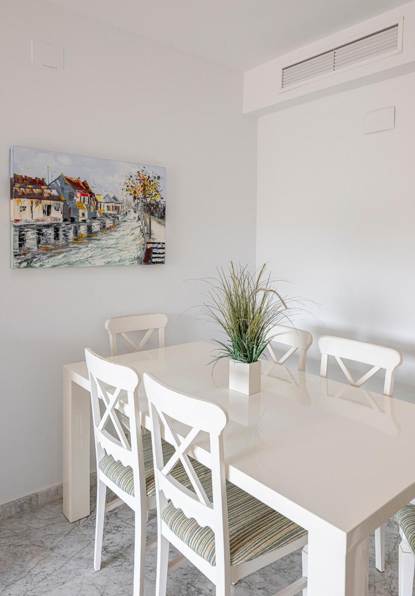Spacious 3 Bedrooms At Brisas Apartemen *